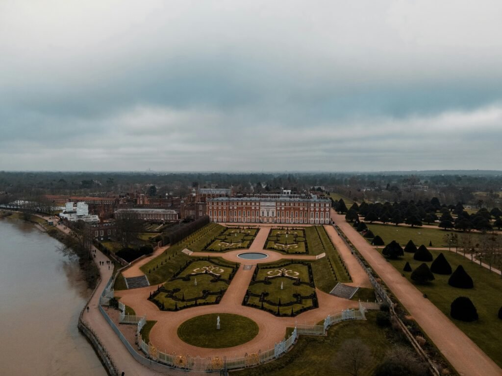 Exclusive luxury incentive travel dinner in a London royal palace.